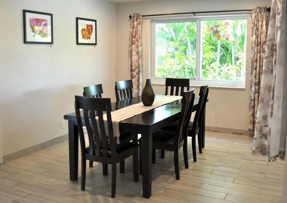 Bike to the beach, walk to restaurants, heated pool, secluded